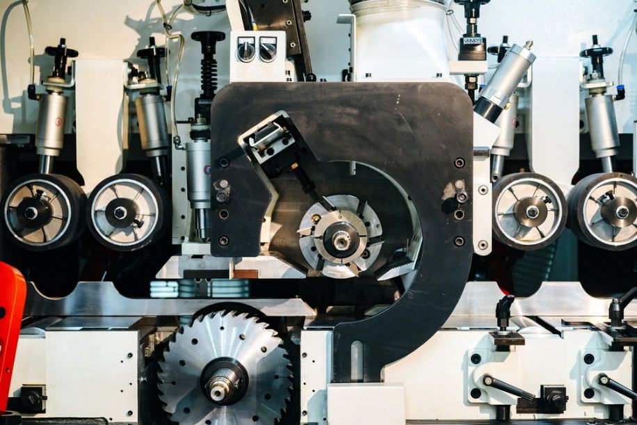 QUADRO 723 High Speed SAW  Пильный узел  Седьмой шпиндель станка оснащен  пильным узлом с двигателем мощностью 37 кВт  Посадочный диаметр 50 мм, вал со шпоночными пазами  Для привода пильного шпинделя используются клиновые ремни  Ремни, благодаря ...